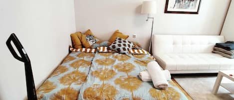 Iron/ironing board, WiFi, bed sheets