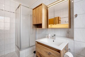 Douche, sèche-cheveux, serviettes fournies