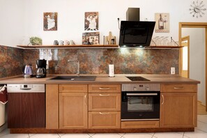 冷蔵庫、電子レンジ、オーブン、コンロ