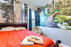 Interior - 15 Mi to Nyc: Pet-friendly Newark Apt (Newark)