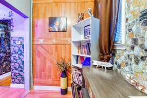 Interior - 15 Mi to Nyc: Pet-friendly Newark Apt (Newark)