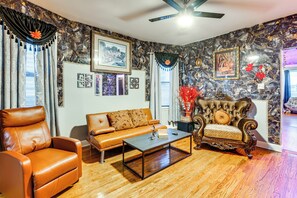 Interior - 15 Mi to Nyc: Pet-friendly Newark Apt (Newark)