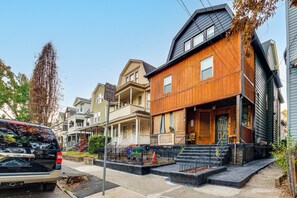 Interior - 15 Mi to Nyc: Pet-friendly Newark Apt (Newark)