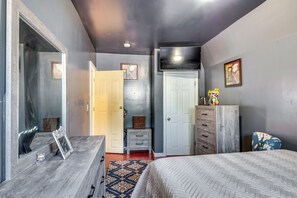 Interior - 3 Mi to Dtwn Newark: Eclectic & Walkable Apt! (Newark)