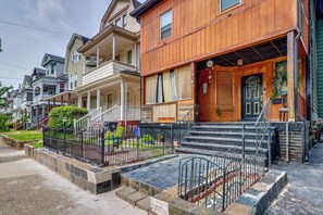 Interior - 3 Mi to Dtwn Newark: Eclectic & Walkable Apt! (Newark)