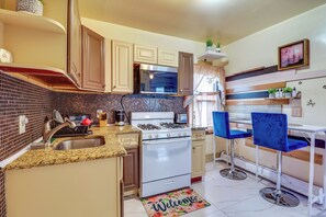 Interior - 3 Mi to Dtwn Newark: Eclectic & Walkable Apt! (Newark)