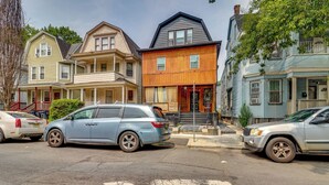 A row of residential houses with a street in front. - 3 Mi to Dtwn Newark: Eclectic & Walkable Apt! (Newark)