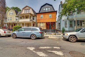 Interior - 3 Mi to Dtwn Newark: Eclectic & Walkable Apt! (Newark)