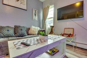 Interior - 3 Mi to Dtwn Newark: Eclectic & Walkable Apt! (Newark)