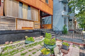 Interior - 3 Mi to Dtwn Newark: Eclectic & Walkable Apt! (Newark)