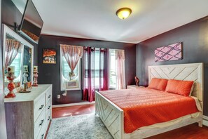 Interior - 3 Mi to Dtwn Newark: Eclectic & Walkable Apt! (Newark)