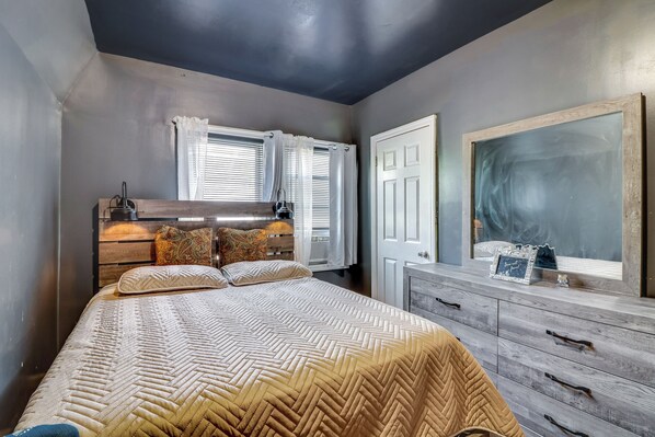 Interior - 3 Mi to Dtwn Newark: Eclectic & Walkable Apt! (Newark)