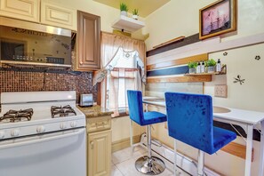 Interior - 3 Mi to Dtwn Newark: Eclectic & Walkable Apt! (Newark)