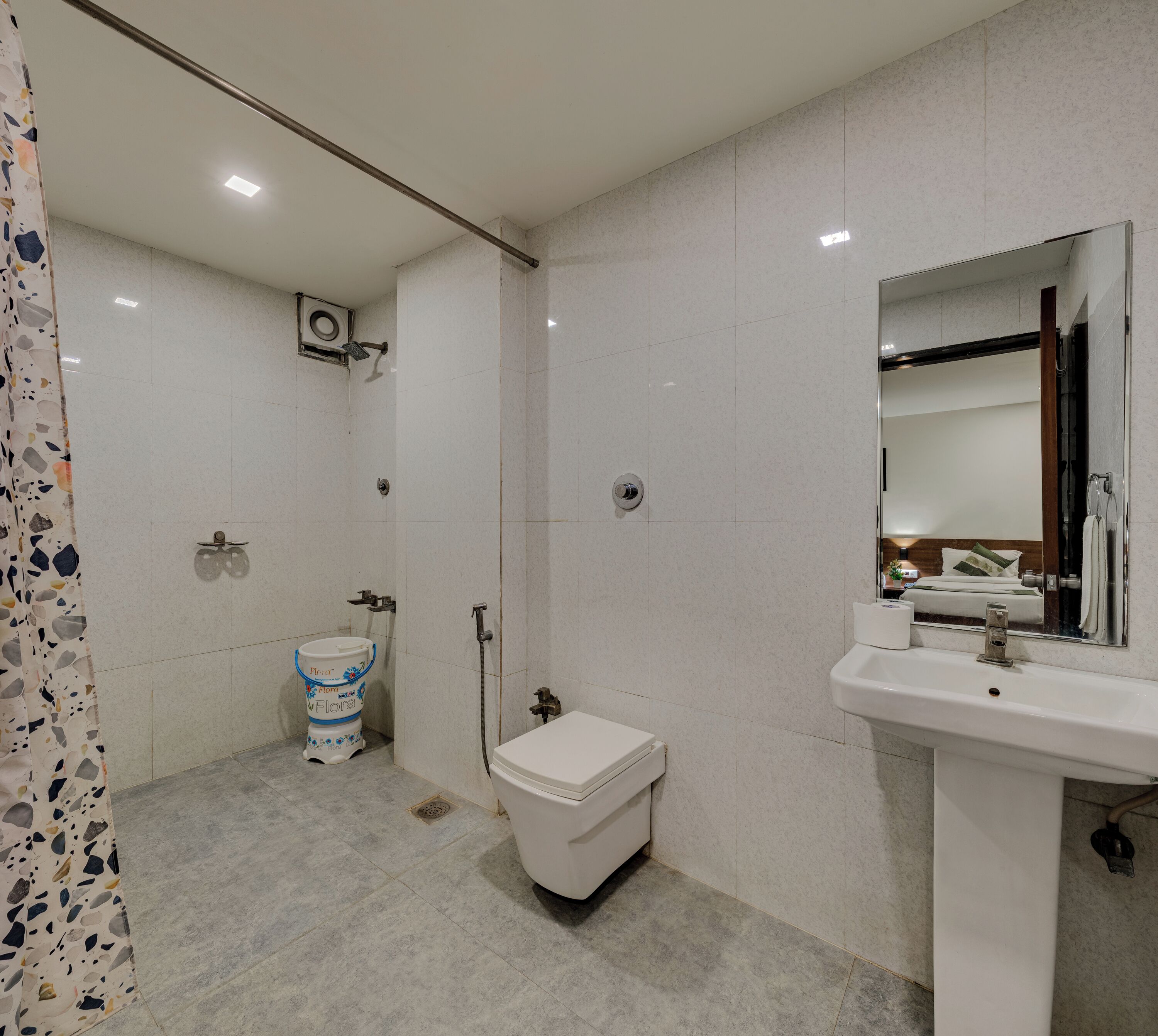 Suite Room AC 350 Square Feet | バスルーム | バスアメニティ (無料)、タオル、トイレットペーパー