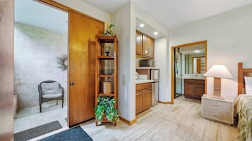 Studio, 1 King Bed, Kitchen, Garden View (SHORES 19 STUDIO) | Interior