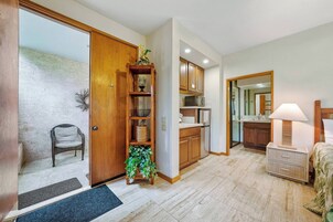 Studio, 1 King Bed, Kitchen, Garden View (SHORES 19 STUDIO) | Interior