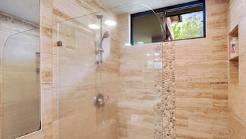 Studio, 1 très grand lit, cuisine, vue sur le jardin (SHORES 19 STUDIO) | Salle de bain | Douche, séchoir à cheveux, serviettes fournies