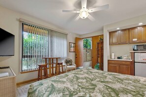 Studio, 1 King Bed, Kitchen, Garden View (SHORES 19 STUDIO) | 1 bedroom