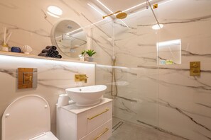 Shower, hair dryer, towels, soap - Luxury 3BR Apartment • Family Comfort & Style (South Harrow)