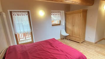 Iron/ironing board, bed sheets