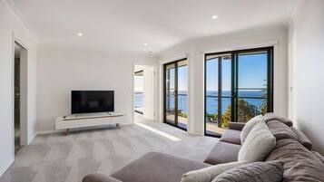 6 bedrooms, desk, Internet