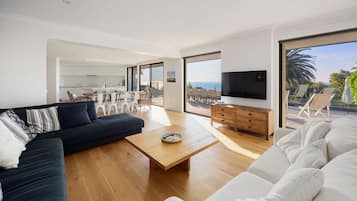 6 bedrooms, desk, Internet