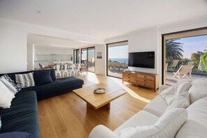 House | 6 bedrooms, desk, Internet