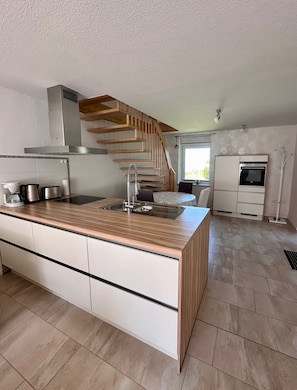 Stovetop, dishwasher - Large vacation apartment in Mecklenburg near nature reserve, bathing lake and Baltic Sea (Langen Brütz)