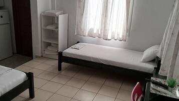 Basic Studio, Balcony, Courtyard View | Soundproofing, free WiFi, bed sheets