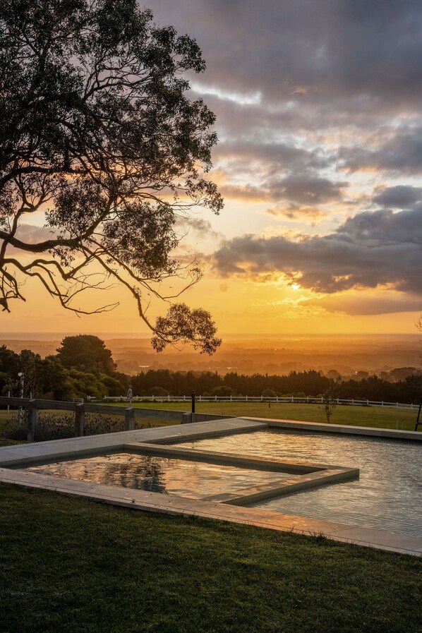4 عدّة غرف نوم وخدمة الإنترنت