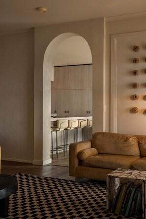 4 عدّة غرف نوم وخدمة الإنترنت