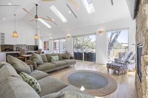 House | 4 bedrooms, Internet - Saltwood Coastal Hamptons Luxe With Pool (Melbourne)