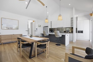 House | 4 bedrooms, Internet - Saltwood Coastal Hamptons Luxe With Pool (Melbourne)