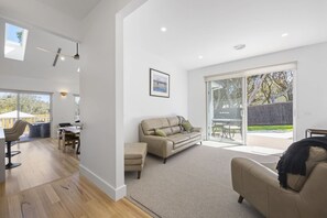 House | 4 bedrooms, Internet - Saltwood Coastal Hamptons Luxe With Pool (Melbourne)