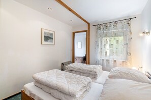 2 bedrooms, bed sheets