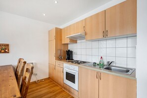 Kühlschrank, Ofen, Herdplatte, Wasserkocher mit Kaffee-/Teezubehör