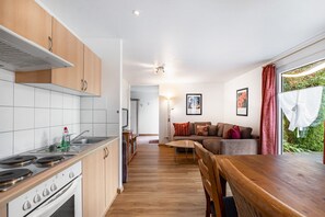 Kjøleskap, ovn, kokeplater og kaffetrakter/tekoker