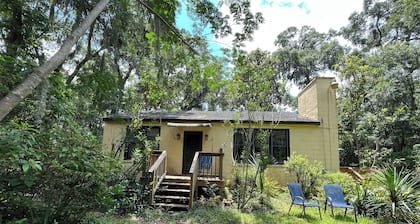 Charming 2-bedroom cottage with fenced yard is pet friendly and waiting for you!