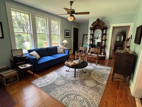 Charming 2-bedroom cottage with fenced yard is pet friendly and waiting for you!