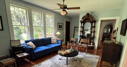 Charming 2-bedroom cottage with fenced yard is pet friendly and waiting for you!