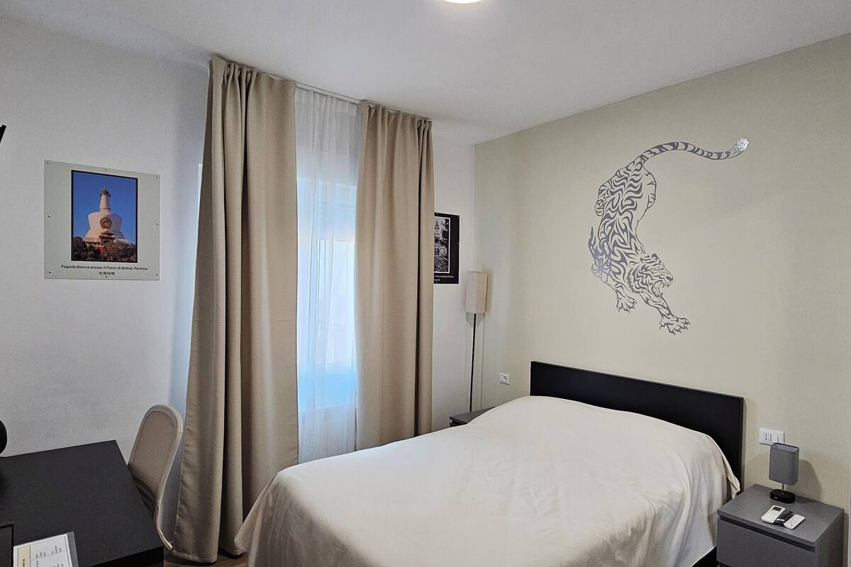 Desk, free WiFi, individually decorated, bed sheets