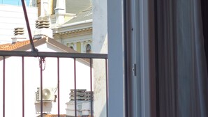A balcony with a view of a white building with a dome and bell tower. - Orienty Home Pentacoro (Trieste)
