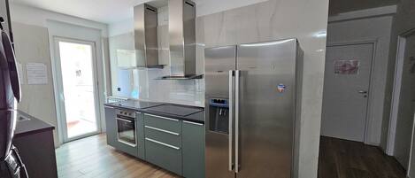 Full-sized fridge, microwave, oven, stovetop