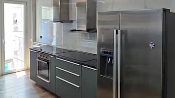 Full-sized fridge, microwave, oven, stovetop