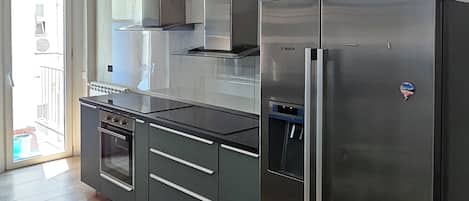 Full-size fridge, microwave, oven, stovetop