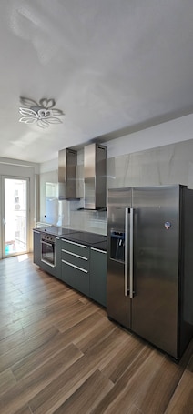 Full-size fridge, microwave, oven, stovetop