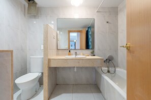 Shower, towels - Apartment 'Vistas Al Mar' with Sea View, Shared Pool and Air Conditioning (Torredembarra)