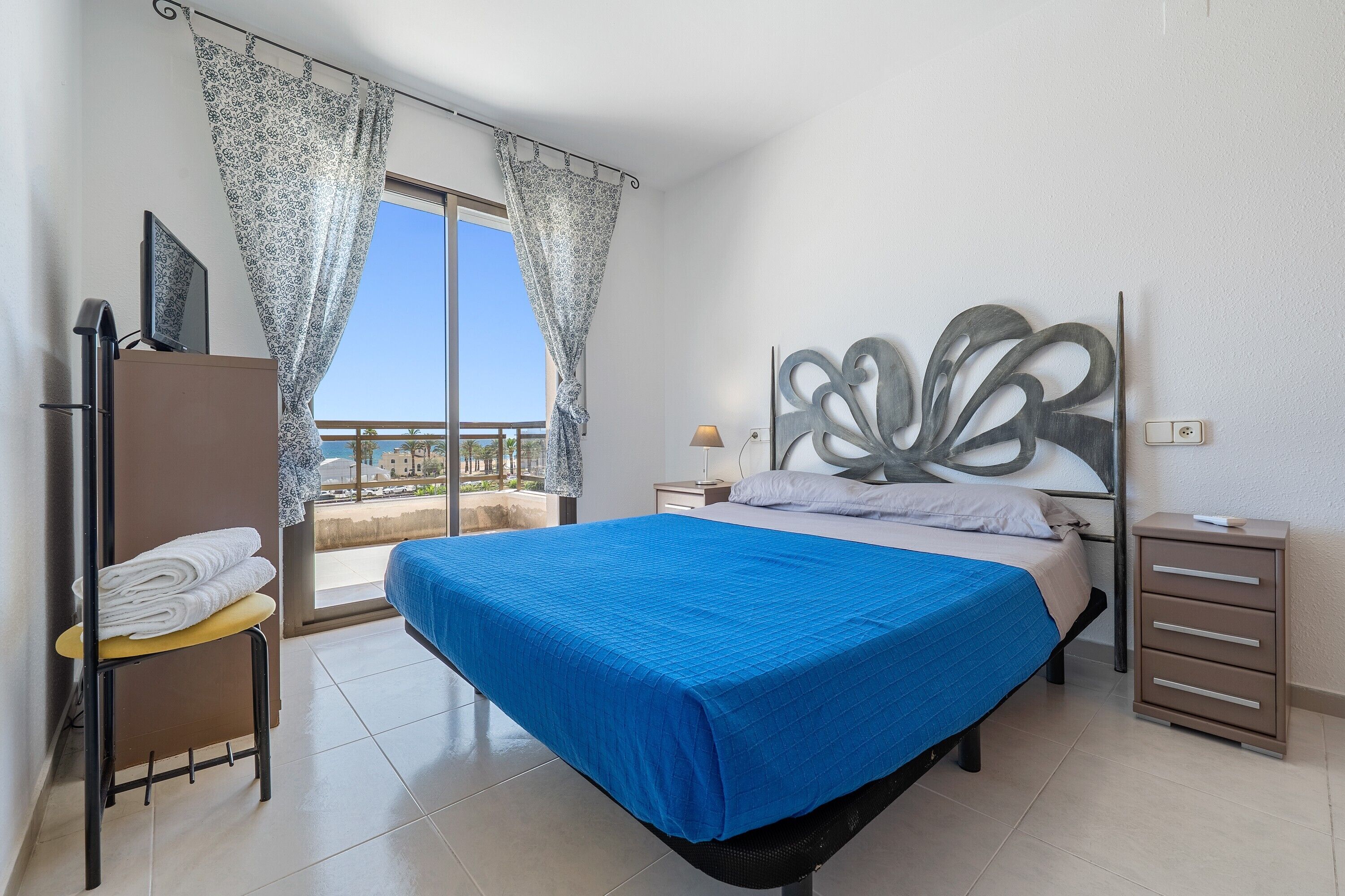 4 bedrooms, iron/ironing board, bed sheets, wheelchair access