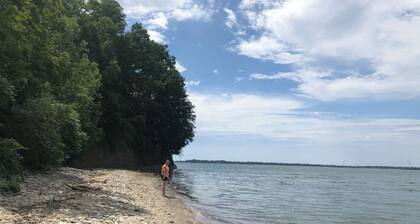 NEW Spacious Oasis near quiet beach! Private backyard, games, gorgeous kitchen