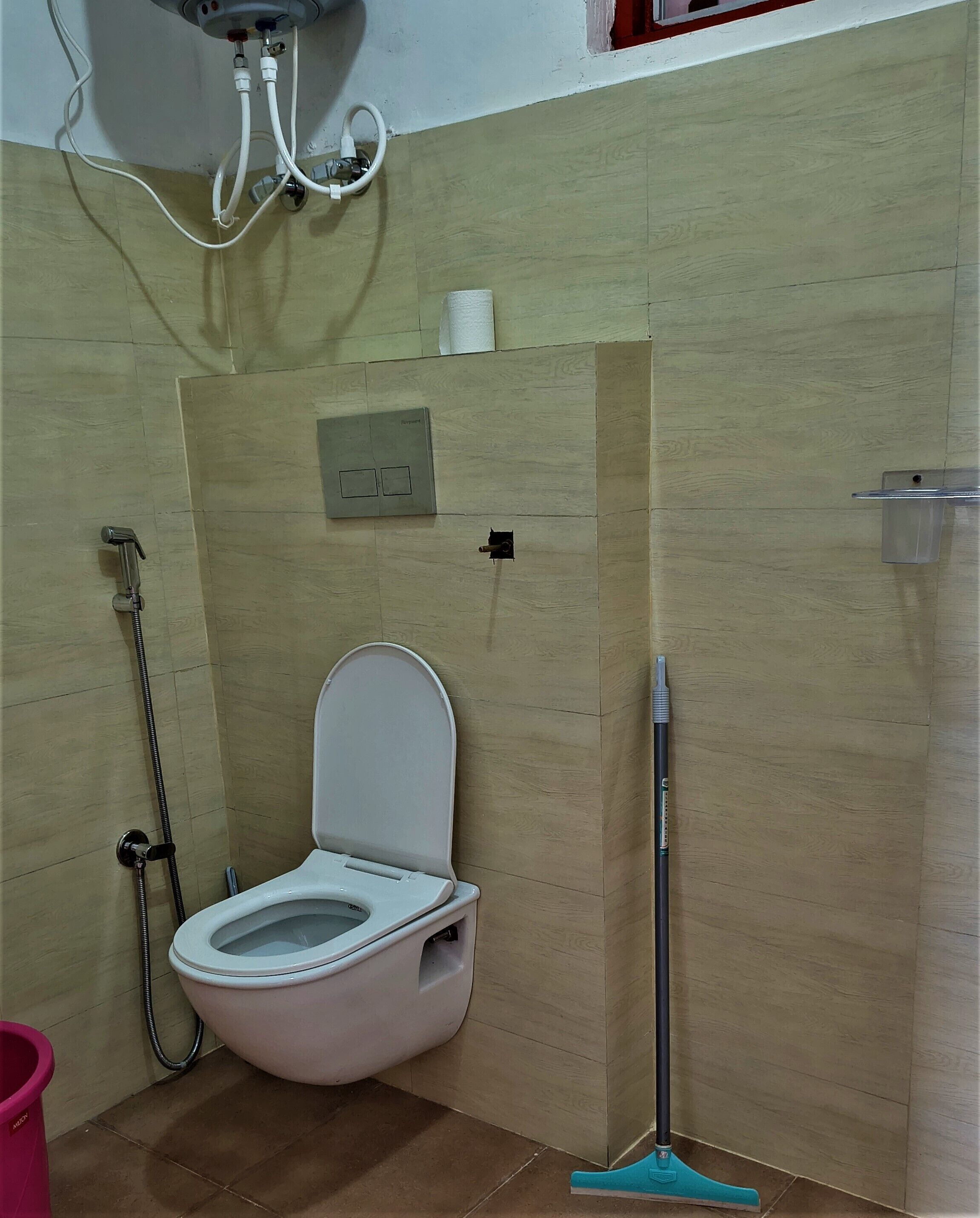 Douche, serviettes fournies, savon, papier toilette